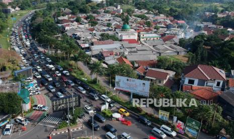 Suasana kepadatan kendaraan yang akan menuju kawasan wisata Puncak di Gadog, Kabupaten Bogor, Jawa Barat, Jumat (30/6/2023). Polres Bogor memberlakukan rekayasa lalu lintas sistem satu arah dan ganjil genap untuk mengantisipasi terjadinya kemacetan kendaraan saat libur panjang Hari Raya Idul Adha 1444 Hijriah.