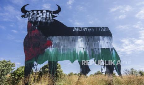 Baliho banteng aduan Spanyol, dicat warna bendera Palestina dan tulisan bertuliskan 