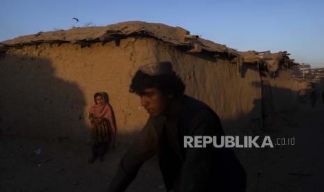 Pemimpin Asia Serukan Tingkatkan Bantuan untuk Afghanistan. Foto: Seorang pemuda mengendarai sepedanya di sebuah kamp untuk pengungsi internal di Kabul, Afghanistan, Senin, 15 November 2021.