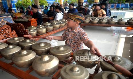 Penabuh gamelan anak-anak mengiringi pertunjukan wayang kulit saat acara Wayang Berbicara IKM Berdaya di Sentra IKM Kreatif Semanggi Harmoni, Surakarta, Jawa Tengah, Selasa (7/11/2023). Sebanyak 20 dalang remaja dan anak-anak tampil secara bergantian selama dua hari untuk memperingati Hari Wayang Nasional. Namun, yang unik beberapa dalang tampil secara berdua dengan membawakan lakon yang sama. Gamelan yang mengiringi juga dimainkan oleh anak-anak dan remaja.