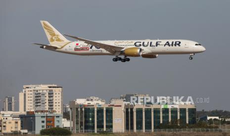 Bahrain Buka Akses Udara ke Qatar. Foto: Sebuah pesawat Gulf Air Kerajaan Bahrain yang membawa delegasi pejabat dari Bahrain mendarat di Bandara Internasional Ben Gurion, dekat Tel Aviv, Israel, 01 Desember 2020. Media melaporkan bahwa delegasi pejabat Bahrain datang ke Israel untuk keperluan bisnis.