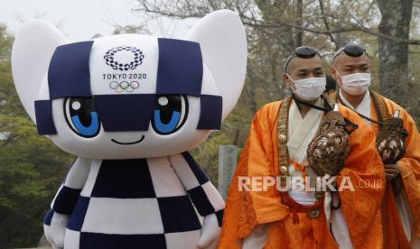  Maskot Olimpiade Tokyo 2020 Miraitowa dan para biksu Buddha yang mengenakan masker pelindung wajah, di tengah pandemi penyakit virus korona (COVID-19), menghadiri upacara untuk mengungkap tampilan Simbol Olimpiade di Gn. Takao di Hachioji, Jepang, 14 April 14, 2021, 