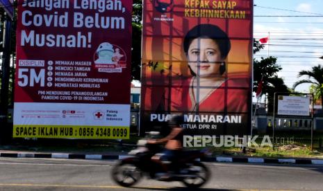 Baliho kepak sayap kebhinekaan Puan Maharani terpasang di Rejowinangun, Yogyakarta, Rabu (11/8). Beberapa baliho Puan Maharani di Yogyakarta terpasang di sudut Kota Yogyakarta.