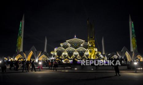 Sejumlah warga beraktivitas di halaman Masjid Raya Al Jabbar, Gedebage, Kota Bandung, Jumat (30/12/2022). Masjid Raya Al Jabbar yang baru saja diresmikan tersebut ramai oleh pengunjung baik dari dalam maupun luar Kota Bandung. Republika/Abdan Syakura