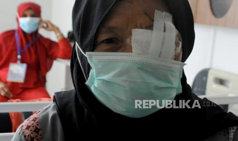 Pasien menunggu waktu pemulihan usai operasi mata katarak untuk masyarakat lanjut usia di Rumah Sakit Mata Sumatera Selatan, Palembang, Rabu (7/4/2021). Operasi tersebut merupakan bagian dari CSR Bank Sumsel Babel bekerjasama dengan Pemerintah Provinsi, Rumah Sakit Mata Sumsel sebagai upaya mengurangi angka katarak sebagai penyebab tertinggi kebutaan di Indonesia. 