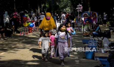 Sejumlah warga berjalan santai dan berolahraga di sepanjang Kanal Banjir Timur, Kecamatan Duren Sawit, Jakarta Timur, Ahad (15/8).