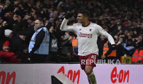 Casemiro dari Manchester United melakukan selebrasi setelah mencetak gol pembuka timnya pada pertandingan sepak bola putaran kelima Piala FA Inggris antara Nottingham Forest dan Manchester United di City ground di Nottingham, Inggris, Kamis (29/2/2024) dini hari WIB.