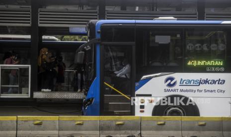 Sejumlah pekerja menunggu bus Transjakarta di kawasan Sudirman, Jakarta, Rabu (3/11). TransJakarta belakangan tengah disorot menyusul kasus kecelakaan pada Senin (25/10) yang mengakibatkan dua korban meninggal dan puluhan lain luka-luka. (ilustrasi)