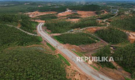 Suasana jalanan di Kawasan Inti Pusat Pemerintahan (KIPP) Ibu Kota Negara (IKN) Nusantara, Penajam Paser Utara, Kalimantan Timur, Kamis (7/12/2023).