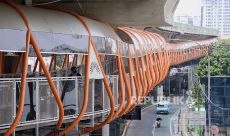 Warga berjalan melewati skywalk di kawasan Kebayoran Lama, Jakarta, Sabtu (21/1/2023). Pemerintah Provinsi DKI Jakarta melakukan uji coba Skywalk Kebayoran Lama sepanjang 500 meter yang menghubungkan Stasiun Kebayoran Lama dengan Halte Transjakarta sebagai sistem transportasi yang terintegrasi antara KRL dengan Bus Transjakarta koridor 8 (Lebak Bulus-Harmoni) dan Koridor 13 (Tendean-Ciledug). Meski Sempat Goyang, Pemprov DKI Pastikan Skywalk Kebayoran Sangat Aman