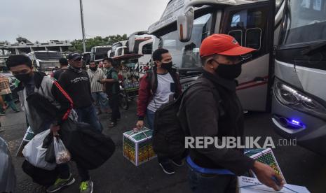 Sejumlah calon penumpang besiap menaiki bus di terminal Bekasi, Jawa Barat, Ahad (2/5/2021). Jelang larangan mudik pada tanggal 6-17 Mei 2021 jumlah penumpang bus mengalami peningkatan 20 persen dari hari biasa.