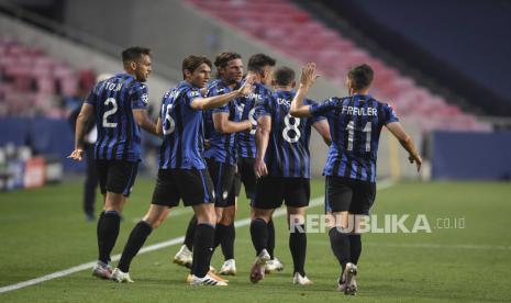 Para pemain Atalanta merayakan gol.