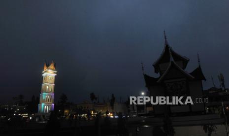 Suasana kawasan Jam Gadang yang sepi saat menjelang senja di Kota Bukittinggi, Sumatera Barat, Jumat (17/4). Wali Kota Bukittinggi Ramlan Nurmatias mengatakan mulai 1 Juni nanti pihaknya sudah membuka kembali objek wisata. Ramlan menyebut Bukittinggi sudah siap memasuki tahapan normal baru di mana mereka sudah akan membuka kembali lokasi wisata, pasar, rumah ibadah dan tempat-tempat umum dengan tetap menegaskan protokol Covid-19.