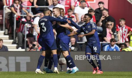 Pemain Manchester United Matthijs de Ligt (tengah) melakukan selebrasi setelah mencetak gol pembuka saat bertanding melawan Southampton pada Liga Premier Inggris di stadion St Mary