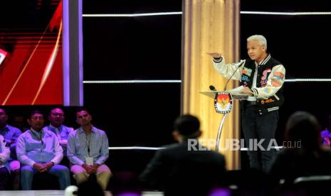 Capres nomor urut 3 Ganjar Pranowo menyampaikan paparan visi misi pada sesi debat kelima capres Pemilu 2024 di JCC, Jakarta, Ahad (4/2/2024). Ganjar tak sepakat dengan Prabowo soal makanan bergizi.