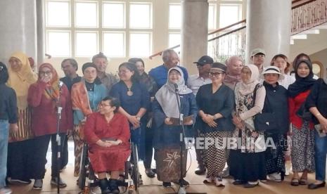 Sejumlah sivitas akademika UGM menyampaikan pernyataan sikap jelang putusan Mahkamah Konstitusi (MK) terkait sengketa Pilpres 2024 di Balairung UGM, Ahad (21/4/2024). 