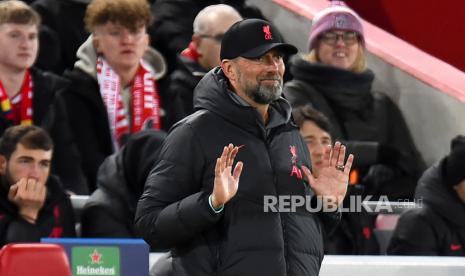 Juergen Klopp memberi isyarat di pinggir lapangan pada Liga Champions UEFA, babak 16 besar, pertandingan leg pertama antara Liverpool FC dan Real Madrid di Liverpool, Inggris, Rabu (22/2/2023) dini hari WIB.