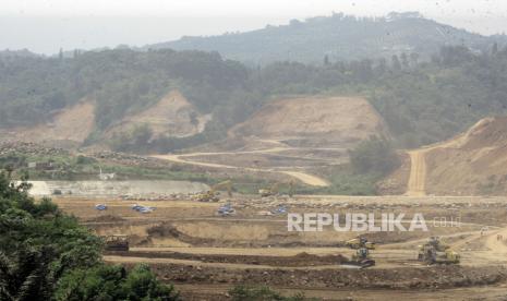 Suasana proyek pembangunan Bendungan Ciawi dan Sukamahi di Ciawi, Kabupaten Bogor, Jawa Barat, Jumat (3/9/2021). Menteri Pekerjaan Umum dan Perumahan Rakyat Basuki Hadimuljono mengatakan pada 2021 akan diselesaikan proyek 13 bendungan di Indonesia dan angka itu bagian dari target pembangunan 61 bendungan selama periode 2020-2024. 