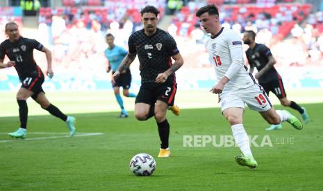 Mason Mount (kanan) dari Inggris beraksi melawan Sime Vrsaljko dari Kroasia selama pertandingan sepak bola babak penyisihan grup D UEFA EURO 2020 antara Inggris dan Kroasia di London, Inggris, 13 Juni 2021.