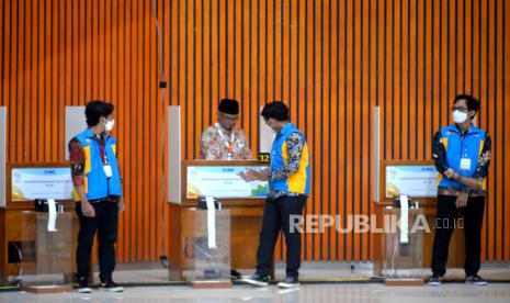 Peserta Muktamar menggunakan hak suara saat pemungutan suara elektronik atau e voting saat Muktamar ke-48 Muhammadiyah di Edutorium UMS, Surakarta, Jawa Tengah, Sabtu (19/11/2022) malam. Sebanyak 50 bilik suara disiapkan panitia pemilihan untuk pemungutan suara dari 2700an peserta Muktamar ke-48 Muhammadiyah. Mereka akan memilih 13 anggota tetap PP Muhammadiyah masa jabatan 2022 hingga 2027.