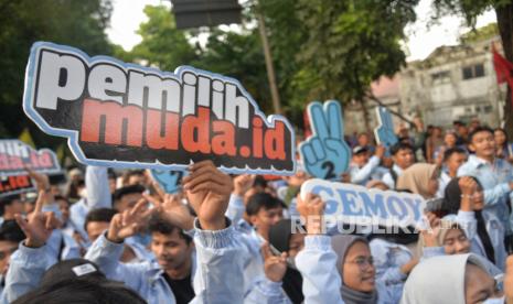 Relawan pemilih muda Prabowo-Gibran melakukan parade saat peluncuran platfrom digital di depan gedung Fanta Headquarters Prabowo-Gibran, Menteng, Jakarta, Kamis (14/12/2023). TKN Fanta Prabowo-Gibran meluncurkan platfrom digital pemilihmuda.id guna menyisir dan menyapu bersih semua pemilih muda untuk bisa menggunakan hak pilihnya pada Pemilu 2024.