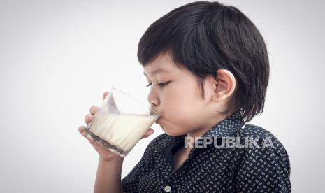 Ilustrasi anak minum susu. Meminum susu mempunyai sejumlah khasiat menurut Islam 