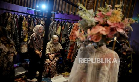 Pengunjung memilah busana yang dijajakan di salah satu stan pameran busana muslim pada gelaran Muslim Fashion Festival (MUFFEST+) 2023 di The Westin Jakarta, Selasa (7/3/2023). Pameran tersebut diikuti oleh sekitar 150 jenama lokal dengan menampilkan beragam koleksi produk dari perancang dan pengusaha mode Indonesia dengan tujuan mempromosikan produk fesyen nasional yang berlangsung hingga 10 Maret mendatang.