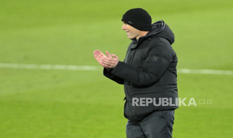 Pelatih kepala Real Madrid Zinedine Zidane memberi isyarat saat mengikuti aksinya selama pertandingan sepak bola La Liga Spanyol antara Real Madrid melawan Celta Vigo di stadion Alfredo Di Stefano di Madrid, Spanyol, Sabtu, 2 Januari 2021. 