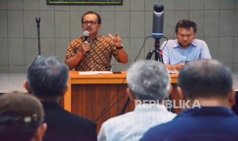 Penyampaian narasi terkait kondisi demokrasi dan pemilu yang mengalami kemunduran saat Deklarasi Akademik Komunitas Guru Besar dan Dosen ITB Peduli Demokrasi Berintegritas, di Gedung Sabuga, Kota Bandung, Senin (5/2/2024). Dalam acara tersebut disampaikan sembilan pernyataan akademik, di antaranya mendukung pilpres yang jujur, adil, dan damai serta menjunjung hak asasi setiap pemilih, mendorong pemimpin meningkatkan kualitas institusi pendidikan dan sumberdayanya dengan memanfaatkan kekayaan sumberdaya alam secara optimal dan berkelanjutan dengan prioritas menggunakan sumberdaya dan teknologi dalam negeri.