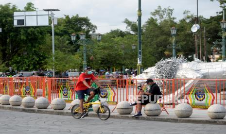 Pengunjung mengambil foto saat sore di kawasan Titik Nol Yogyakarta, Ahad (21/3). Sejak vaksinasi Covid-19 massal untuk kawasan Malioboro kunjungan wisatawan naik cukup pesat terutama untuk akhir pekan. Meski masih di pagar, kawasan Titik Nol Yogyakarta masih menjadi tujuan wisatawan menghabiskan sore hari.