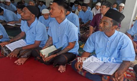 Sejumlah warga binaan pemasyarakatan (WBP) Rutan Kelas II B Serang mengikuti kajian Al Quran saat Pesantren Kilat Bulan Ramadhan di Serang, Banten, Selasa (28/3/2023). 