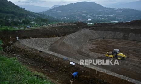 Pekerja menyelesaikan pembangunan tempat pemusnahan sampah modern (Sanitary Landfill) di TPA Pasir Bajing, Banyuresmi, Kabupaten Garut, Jawa Barat, Senin (7/12/2020). Sanitary landfill yang akan menjadi tempat pemusnahan sampah ramah lingkungan dan meningkatkan nilai ekonomi dari hasil pengolahan sampah tersebut ditargetkan selesai pada akhir tahun 2020. 