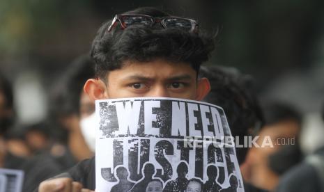 Mahasiswa yang tergabung dalam Badan Eksekutif Mahasiswa (BEM) Malang Raya membawa poster dan spanduk saat melakukan aksi kamisan di depan gedung DPRD, Malang, Jawa Timur, Kamis (16/3/2023). Dalam aksi kamisan tersebut mereka memprotes vonis pengadilan yang dijatuhkan kepada para terdakwa kasus tragedi Kanjuruhan dinilai tidak adil dan penuh rekayasa. 