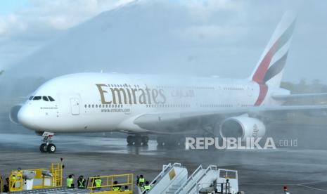 Pesawat Airbus A380 milik maskapai penerbangan Emirates tiba di Bandara Internasional I Gusti Ngurah Rai, Badung, Bali, Kamis (1/6/2023). Pendaratan pesawat komersial terbesar di dunia dengan nomor penerbangan EK368 dari Dubai menuju Bali tersebut menjadi penerbangan komersil pesawat A380 pertama di Indonesia.  