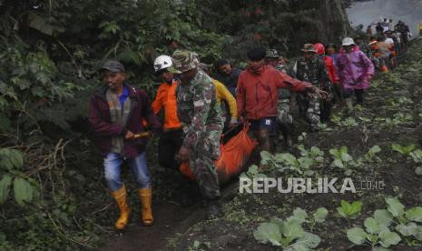 Tim gabungan mengangkat jenazah korban erupsi Gunung Marapi. Polda Sumbar akan memanggil BKSDA terkait aktivitas pendakian Gunung Marapi.