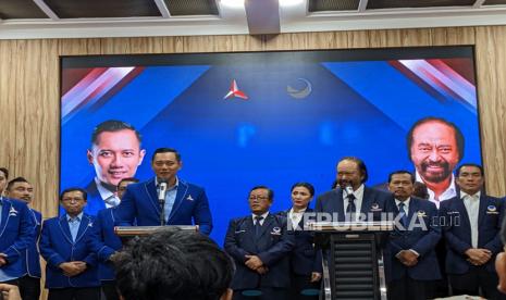 Ketua Umum Partai Demokrat, Agus Harimurti Yudhoyono (AHY) bersama Ketua Umum Partai Nasdem, Surya Paloh usai melakukan pertemuan tertutup di Kantor DPP Partai Demokrat, Jakarta, Rabu (22/2).