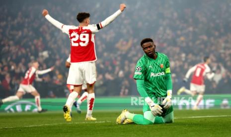 Kiper Lens Brice Samba looks. Pelatih Arsenal Mikel Arteta sangat puas timnya melaju ke babak 16 besar Liga Champions dengan kemenangan telak 6-0 melawan RC Lens pada match day kelima Grup B. 