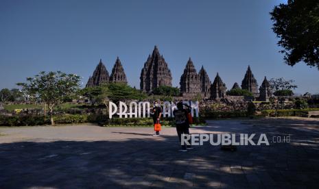 Pengunjung berfoto saat berkunjung di Candi Prambanan, Yogyakarta, Rabu (1/7). Kawasan Candi Prambanan melakukan ujicoba pembukaan kunjungan wisata. Uji coba ini berdasarkan izin dari Gugus Tugas Penanganan COVID-19 di DIY. Pengunjung pun dibatasi 1.500 orang per hari, dan menggunakan protokol Covid19.