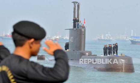 FOTO ARSIP -  Anggota TNI AL melakukan penghormatan ketika kapal selam KRI Nanggala-402 tiba di Dermaga Koarmatim, Ujung, Surabaya, Jatim, Senin (6/2/2012). Kapal selam tersebut kembali bergabung dengan TNI AL usai menjalani perbaikan menyeluruh di galangan kapal Daewoo Shipbuilding & Marine Engineering, Okpo, Korea Selatan. 