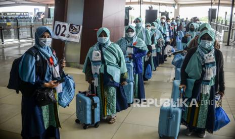 Sejumlah calon jamaah umrah mengantre untuk memasuki Terminal 3 Bandara Internasional Soekarno-Hatta, Tangerang, Banten, Sabtu (8/1). Sebanyak 419 orang berangkat melaksanakan ibadah umrah setelah beberapa tahun terakhir Indonesia tidak mengirimkan jamaah akibat pandemi Covid-19. Umroh Tetap Lanjut Meski Berisiko, Komnas Haji: Perlu Kalkulasi