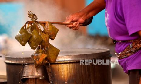 Warga memasak ketupat untuk Lebaran Idul Fitri di Trihanggo, Sleman, Yogyakarta, Ahad (1/5/2022). Sebanyak empat ribu ketupat diproduksi untuk memenuhi kebutuhan pelanggan pada Hari Raya Idul Fitri. Harga ketupat dijual seharga Rp 3 ribu untuk satu buah. Jelang lebaran kali ini pesanan meningkat dari 3 ribu ketupat menjadi 4 ribu ketupat.