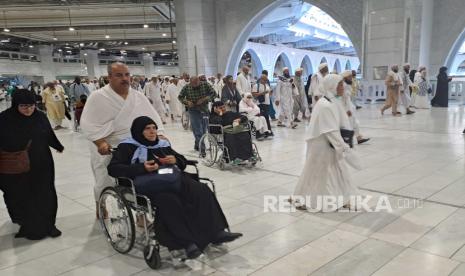 Jamaah haji melakukan tawaf ifadah mengelilingi ka’bah menggunakan kursi roda di Masjidil Haram, Mekah, Arab Saudi, Sabtu (1/7/2023). Jutaan jamaah haji melakukan tawaf ifadah yang menjadi rukun haji usai melakukan wukuf di Arafah dan lempar jamrah di Jamarat. ANTARA FOTO/Wahyu Putro A/foc.