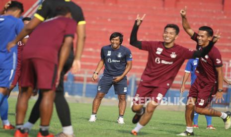 Pelatih Persik Kediri Budi Sudarsono (kiri) memimpin latihan di Stadion Brawijaya Kota Kediri, Jawa Timur, Rabu (14/10/2020). Persik Kediri kembali menggelar latihan usai libur selama sepekan pasca penundaan kompetisi sebagai persiapan menjelang digulirkannya kembali kompetisi Liga 1 bulan November mendatang.