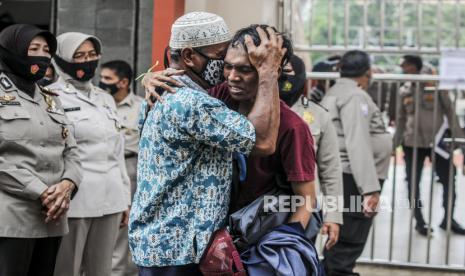 Seorang pelajar berpelukan dengan orang tuanya usai bebas dari penahanan karena terlibat aksi penolakan Undang-Undang Cipta Kerja di Polda Metro Jaya, Jakarta, Rabu (14/10). Polda Metro Jaya mengamankan 561 demonstran yang didominasi oleh remaja berstatus pelajar yang diduga terlibat kerusuhan saat aksi penolakan Undang-Undang Cipta kerja. Republika/Putra M. Akbar