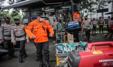 Gubernur Jawa Barat Ridwan Kamil (ketiga kiri) meninjau peralatan penanggulangan bencana saat apel siaga bencana di Jalan Diponegoro Bandung, Jawa Barat, Selasa (23/11/2021). Apel gabungan yang diikuti oleh TNI, Polri, BPBD, SAR, dan unsur terkait lainnya tersebut untuk meningkatkan kesiapsiagaan dan kewaspadaan terhadap ancaman bencana hidrometrologi di wilayah Jawa Barat. 