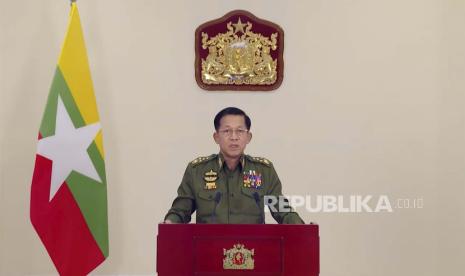  Dalam gambar yang diambil dari video yang diposting di halaman Facebook Tatmadaw True Information Team, Ketua Dewan Administrasi Negara dan Panglima Tertinggi Jenderal Min Aung Hlaing membuat pernyataan yang disiarkan televisi Kamis, 11 Februari 2021, di Naypyitaw, Myanmar.