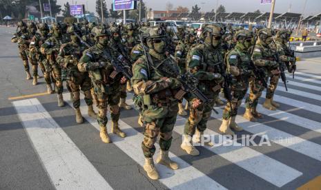 Pejabat keamanan Taliban berjaga saat upacara menyambut kembalinya dua tahanan terakhir Afghanistan di Teluk Guantanamo di bandara Kabul di Kabul, Afghanistan, (12/2/2024).