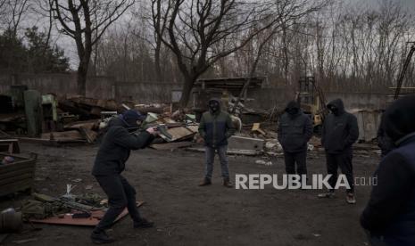 Roman, mantan tentara Ukraina yang terluka dalam pertempuran, memberikan instruksi tentang cara menangani senjata dan bergerak selama konflik kepada warga sipil di pinggiran Lviv, Ukraina barat, Kamis, 3 Maret 2022.