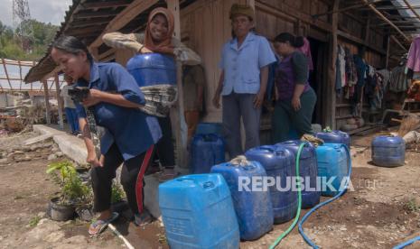 Warga antre untuk mendapatkan bantuan air bersih di Desa Jlarem, Gladagsari, Boyolali, Jawa Tengah, Senin (30/10/2023). Menurut petugas Posko Kebakaran Gunung Merbabu Mongkrong, sebanyak sembilan dukuh di desa tersebut kesulitan air bersih karena saluran pipa dari sumber mata air Gunung Merbabu rusak akibat dampak kebakaran. 