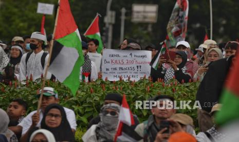 Sejumlah orang mengikuti aksi damai bermilyar dukungan untuk Gaza dan Palestina di Kawasan Patung Kuda, Monas, Jakarta, Ahad (9/6/2024) . Aksi tersebut menuntut agar Israel menghentikan tindakan agresi militer ke Palestina dan mengutuk keras tindakan brutal Israel yang menyerang warga sipil termasuk anak-anak. Dalam aksi itu juga menyerukan boikot terhadap produk-produk yang mendukung Israel.